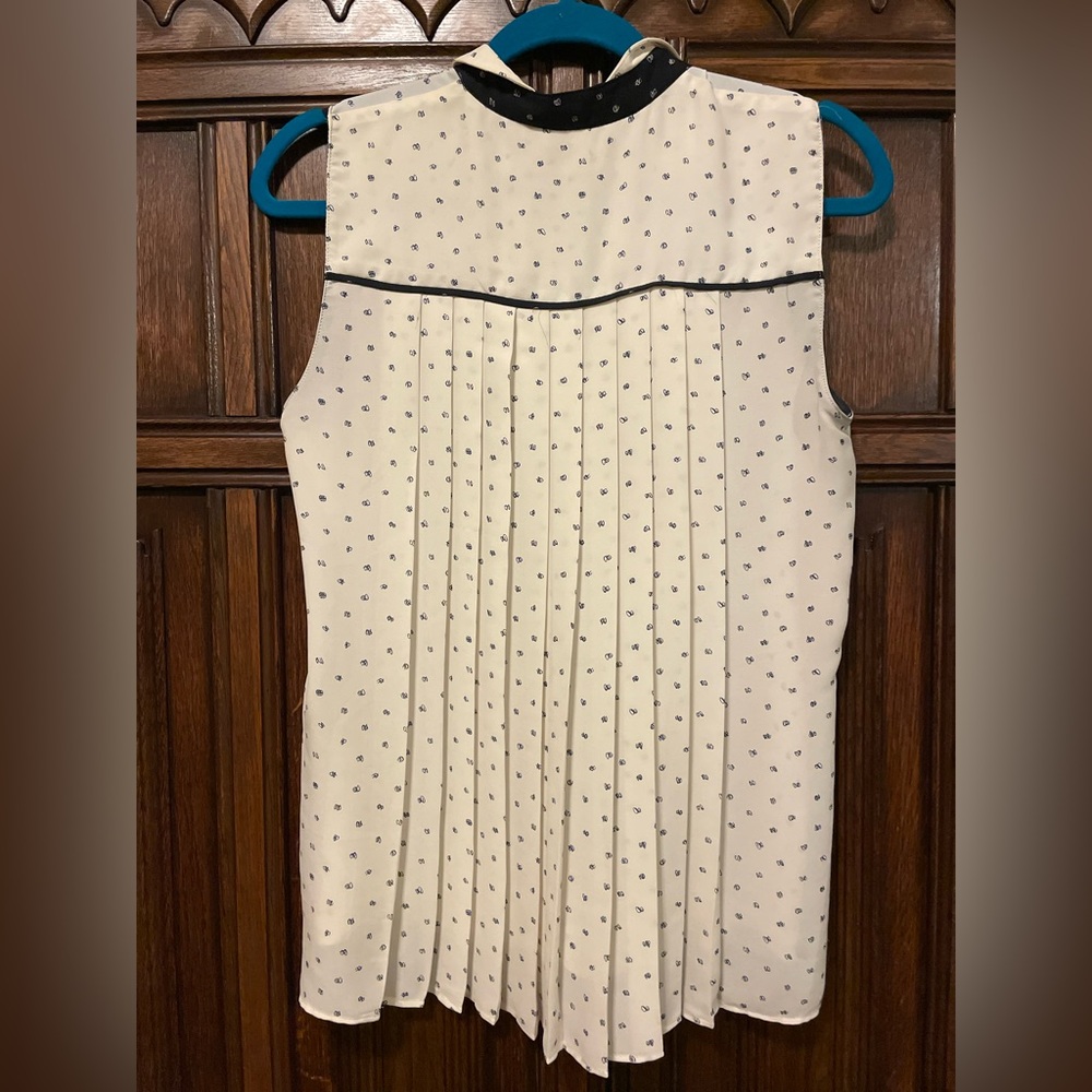 Zara sleeveless squiggles print button blouse